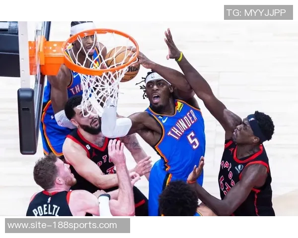 特伦特上篮受伤左小腿被搀扶回更衣室球迷心痛不已 特伦特上篮受伤左小腿被搀扶回更衣室球迷心痛不已